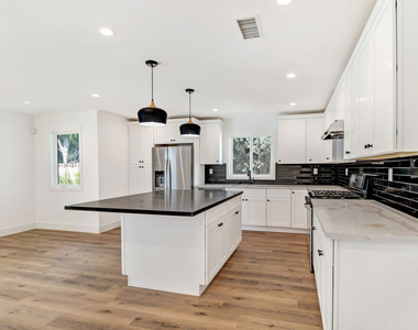 6517 Longridge Avenue - Photo Thumbnail 4