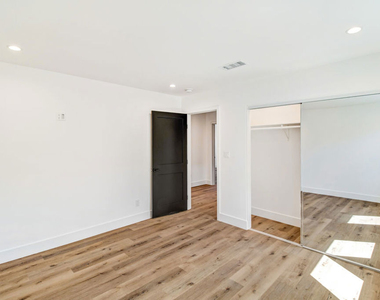 6517 Longridge Avenue - Photo Thumbnail 18