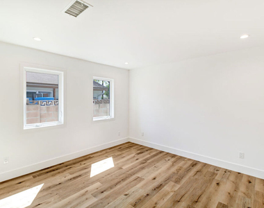 6517 Longridge Avenue - Photo Thumbnail 17