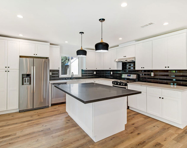 6517 Longridge Avenue - Photo Thumbnail 5
