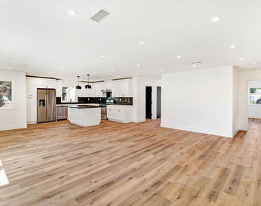 6517 Longridge Avenue - Photo Thumbnail 10
