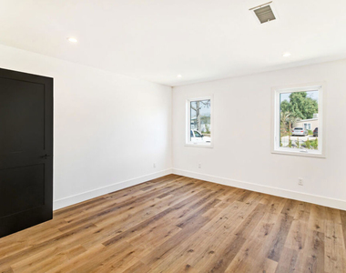 6517 Longridge Avenue - Photo Thumbnail 12