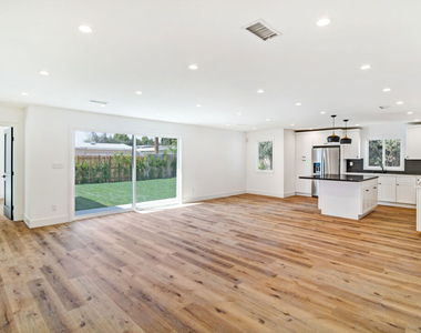 6517 Longridge Avenue - Photo Thumbnail 9