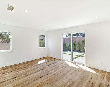 6517 Longridge Avenue - Photo Thumbnail 19