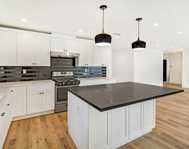 6517 Longridge Avenue - Photo Thumbnail 6