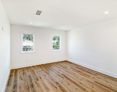 6517 Longridge Avenue - Photo Thumbnail 15