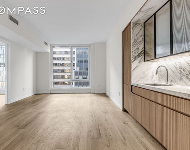 135 E 47th Street - Photo Thumbnail 0