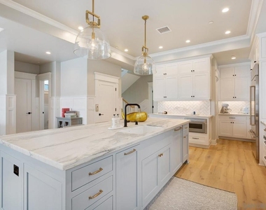 1048 Isabella Ave - Photo Thumbnail 8