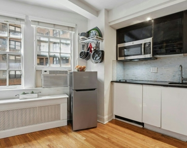 304 E 41st Street - Photo Thumbnail 4
