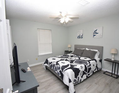 208 Gunter Street - Photo Thumbnail 3