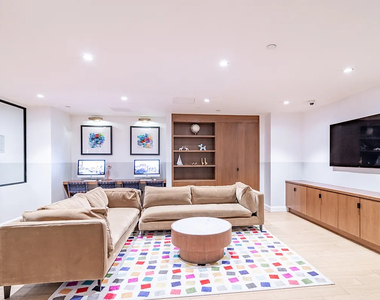 East 51th St - Photo Thumbnail 9