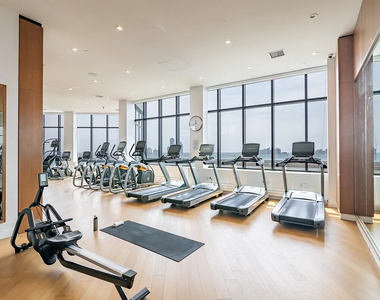 East 51th St - Photo Thumbnail 8