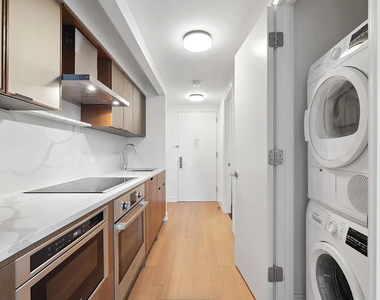 East 51th St - Photo Thumbnail 1
