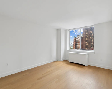 East 51th St - Photo Thumbnail 4