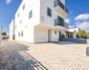 1921 Carmona Avenue - Photo Thumbnail 2