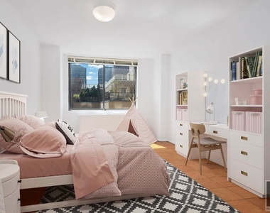East 52nd Street - Photo Thumbnail 3