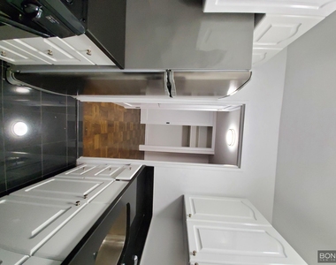 96 Fifth Avenue - Photo Thumbnail 2