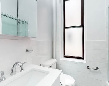 East 81 Street - Photo Thumbnail 4