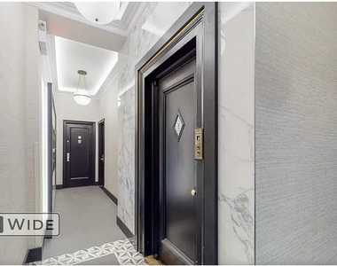 East 81 Street - Photo Thumbnail 5