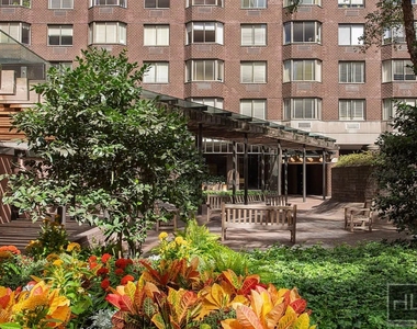 East 52nd Street - Photo Thumbnail 6