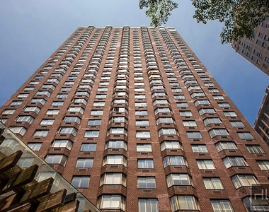 East 52nd Street - Photo Thumbnail 5