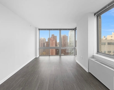 East 92nd Street - Photo Thumbnail 1