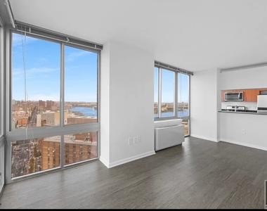 East 92nd Street - Photo Thumbnail 4