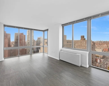 East 92nd Street - Photo Thumbnail 2