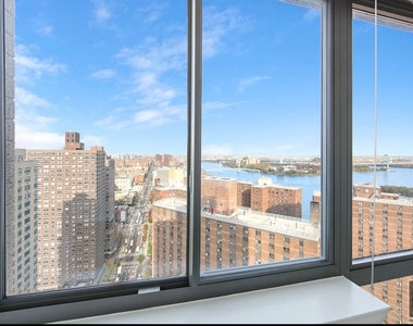 East 92nd Street - Photo Thumbnail 18