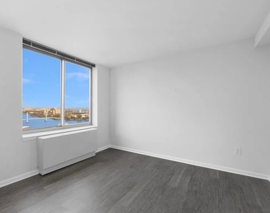 East 92nd Street - Photo Thumbnail 13