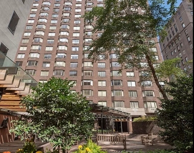 East 52nd Street - Photo Thumbnail 6