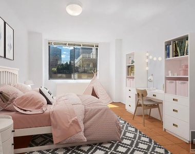 East 52nd Street - Photo Thumbnail 3