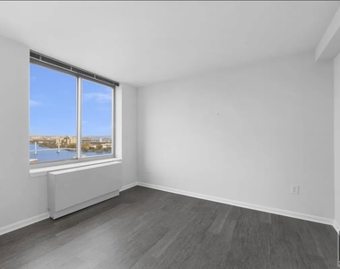 East 92 Street - Photo Thumbnail 13