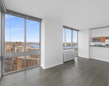 East 92 Street - Photo Thumbnail 3