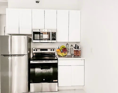 248 West 35th Street - Photo Thumbnail 4