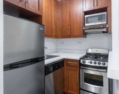 151 West 16th Street - Photo Thumbnail 2
