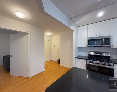 East 7th Street - Photo Thumbnail 3