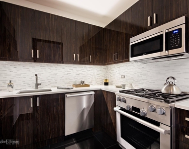 230 W 56th St - Photo Thumbnail 3