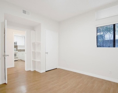 729 S Hobart Boulevard - Photo Thumbnail 5
