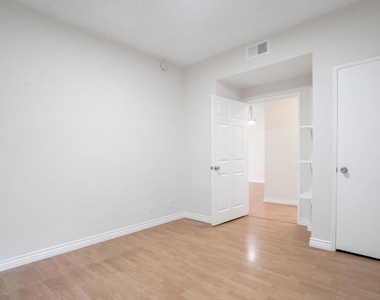 729 S Hobart Boulevard - Photo Thumbnail 3