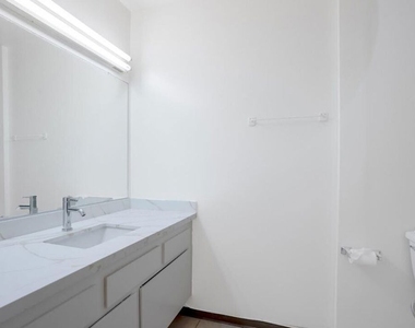 729 S Hobart Boulevard - Photo Thumbnail 18