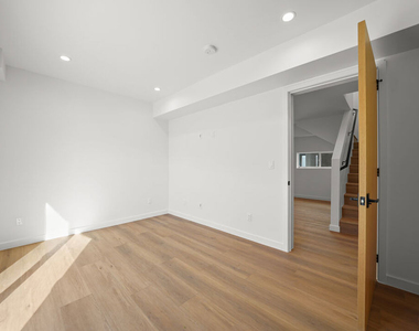 819 N Mccadden Place - Photo Thumbnail 16