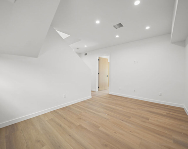819 N Mccadden Place - Photo Thumbnail 6
