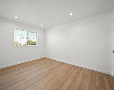 819 N Mccadden Place - Photo Thumbnail 10