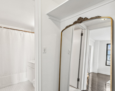 200 W 16th Street - Photo Thumbnail 6