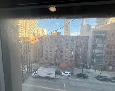 1427 York Avenue - Photo Thumbnail 7