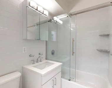 East 57 Street - Photo Thumbnail 4