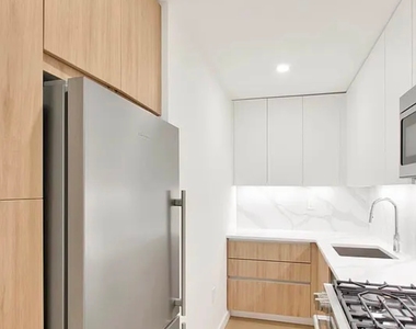 East 59th Street - Photo Thumbnail 8