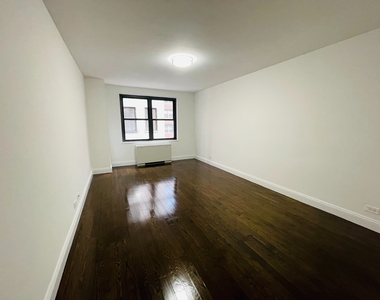 96 Fifth Avenue - Photo Thumbnail 2