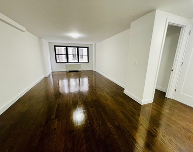 96 Fifth Avenue - Photo Thumbnail 3